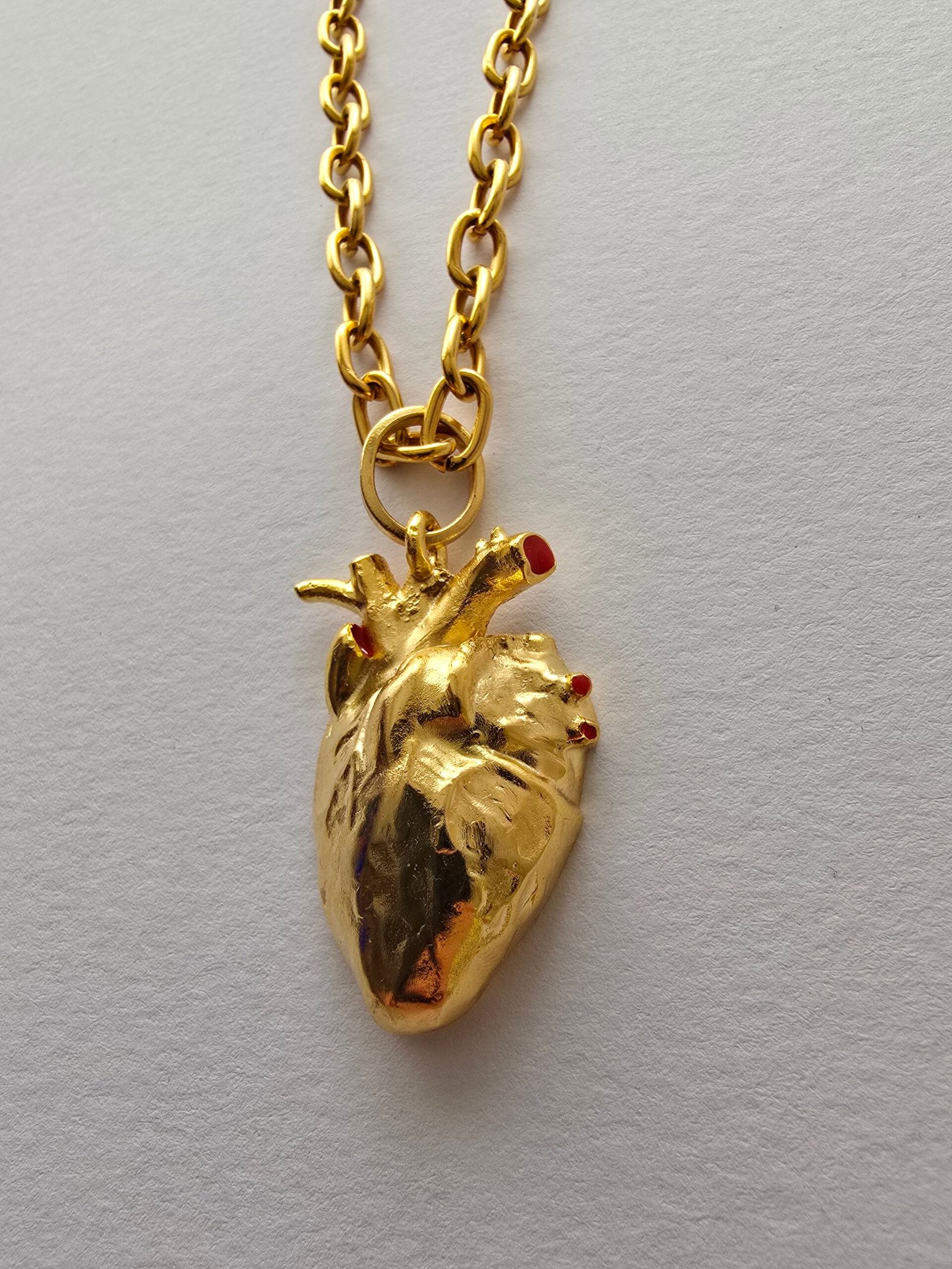 CADENA DE CORAZÓN HUMANO DORADO