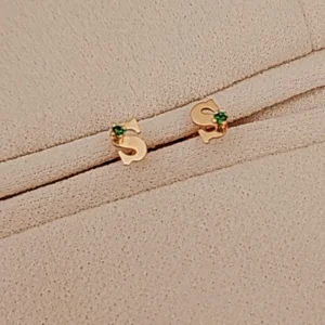 TOPITOS DE LETRAS PERSONALIZADOS  EN ORO DE 18K CON ESMERALDAS